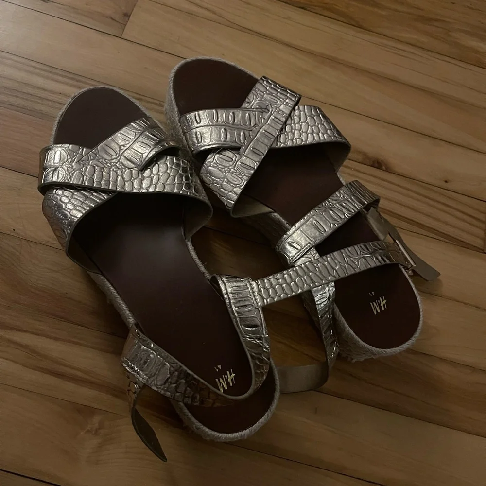 Platform sandals - Picture 1 of 5